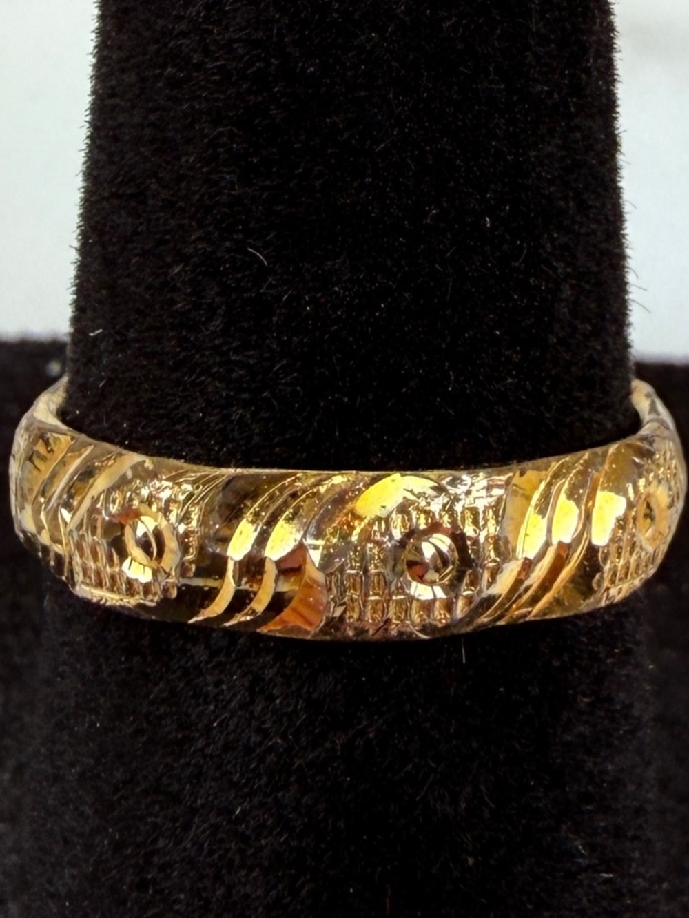 Elegant etched Goldtone Lightweight sz 5 3/4 band Ring
